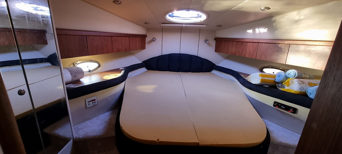 Аренда моторной яхты Sunseeker 44 в Москве - каюта